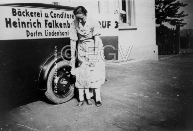 Auslieferungsauto der Bäckerei Falkenberg, Holthauser Straße 34. Um 1938/39