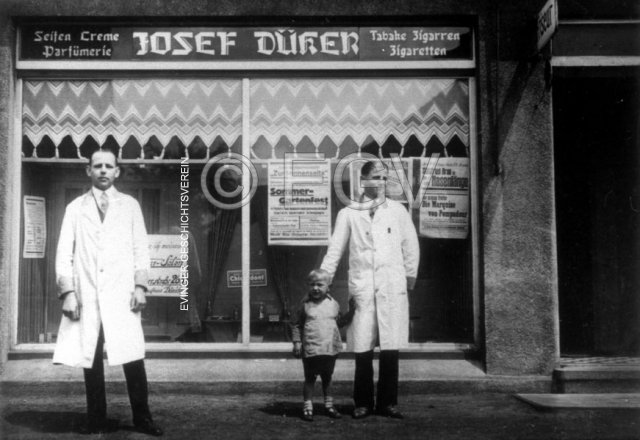 Friseurgeschäft Josef Düker im Haus des Malermeisters Thäle, Forsthausstraße 7. Ca. 1933