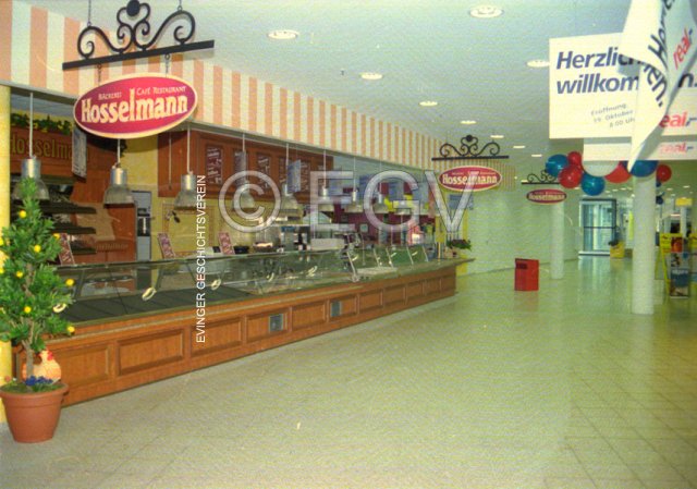 Bäckerei und Cafe-Restaurant Hosselmann im Parterre des Einkaufs-Zentrum-Evinger-Mitte, 1998