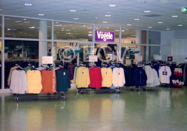 Angestellte des Modegeschäftes Vögele warten bei der Eröffnung auf Kundschaft, 1998