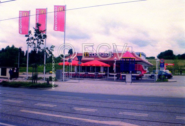 Eröffnung des McDonald's Restaurant an der Evinger Straße, 20e Juni 2000