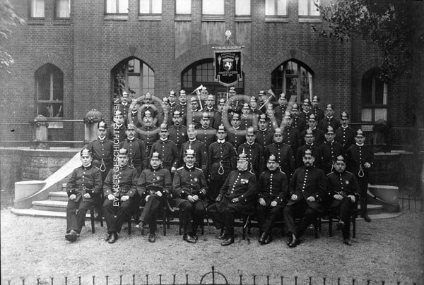 Die freiwillige Feuerwehr vor dem Wohlfahrtsgebäude, um 1925