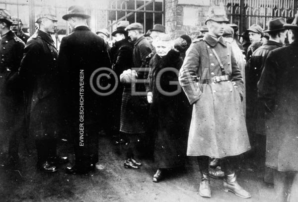 Grubenunglück am 11. Februar 1925: Angehörige vor dem Tor