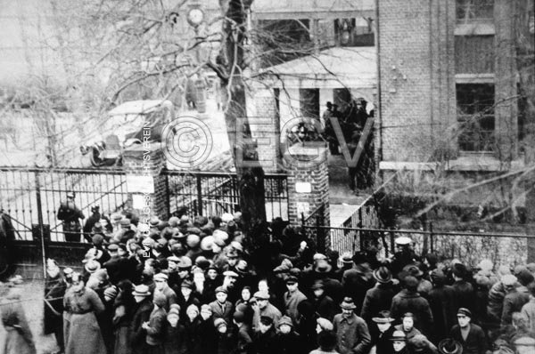 Grubenunglück am 11. Februar 1925: die Namen der Toten sind am Tor angeschlagen