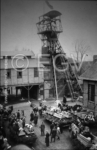 Grubenunglück am 11. Februar 1925: die Särge werden auf Lafetten geladen