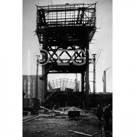 Stahlkonstruktion Schacht 4 Minister Stein; in der Mitte Konstruktion der Hängebank, um1926