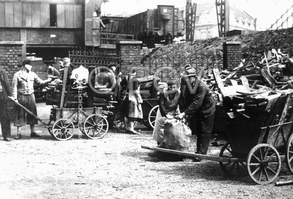 Bergleute mit Angehörigen holen ihre Brennholzzuweisung ab, am 30.04.1938