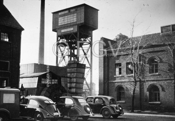 Blick auf das alte Betriebsgebäude und die alten Ventilatoren 1 und 2, um 1950/55