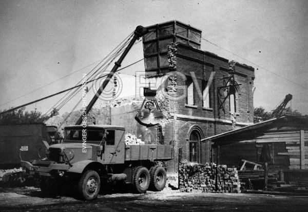 Abbruch der alten Gebäuden (um Platz zu schaffen für die neuen Grubenlüfter), um 1950/55