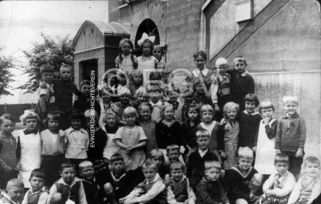 Klasse der Moltke-Schule mit Lehrerin Frau Windmöller, 1935