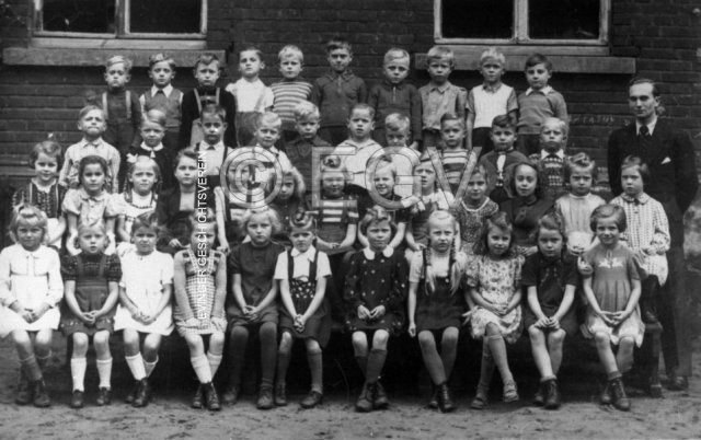 1. Schuljahr der Graf-Konrad-Schule mit Lehrer Bloch, 1948