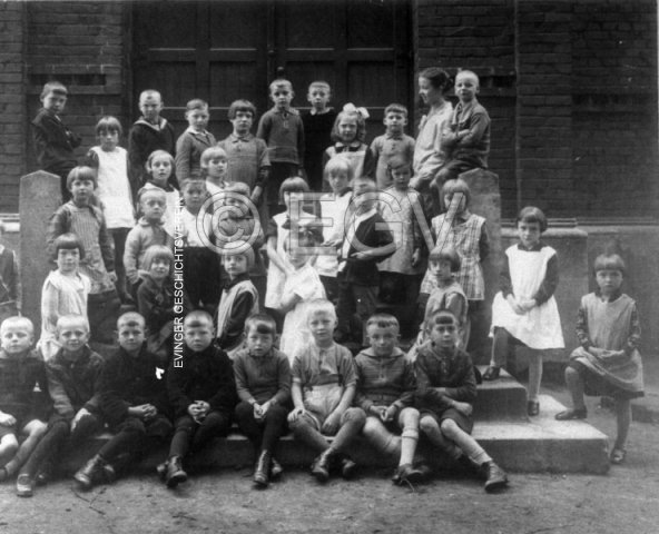 Klasse der Min.Stein-Schule mit Lehrerin Frau Kessler, 1930