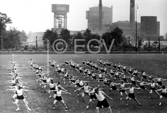 Sportfest auf dem Eckey-Sportplatz, mit Haushalts-Schülerinnen des Wohlfahrtsgebäudes; Im Jahre 1952