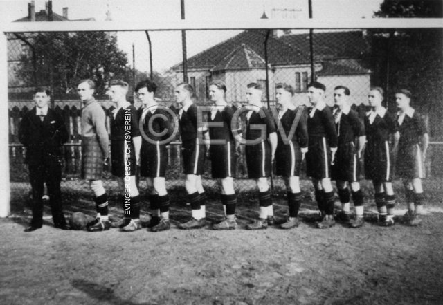 1e Fußballmannschaft Westfalia-09-Eving auf dem Sportplatz bei Backhaus, um 1934