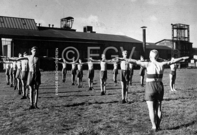 Leibestüchtigung der Bergjungleute von Stein-Hardenberg, auf dem Sportplatz hinter der Anlage, um 1941